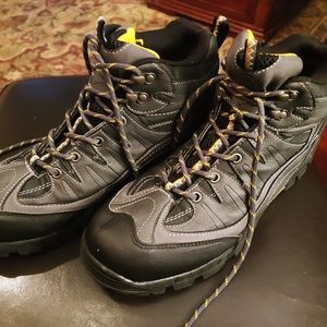 St. Johns Bay hiking Boots 11M
